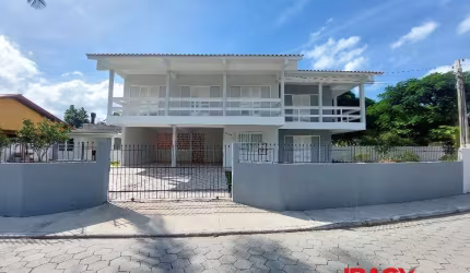 Casa com 3 quartos para alugar na Estrada Rozália Paulina Ferreira, 5125, Armação do Pântano do Sul, Florianópolis, 187 m2 por R$ 5.500