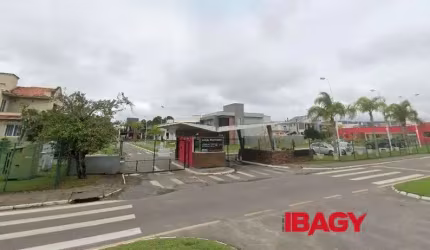 Casa em condomínio fechado com 3 quartos para alugar na Avenida Red Park, 784, São João do Rio Vermelho, Florianópolis, 170 m2 por R$ 8.000