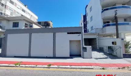 Casa com 2 quartos para alugar na Rua Vinte e Cinco de Dezembro, 148, Flor de Nápolis, São José, 130 m2 por R$ 3.200