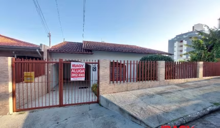Casa com 5 quartos para alugar na Rua Alcino Manoel da Silva, 521, Praia Comprida, São José, 225 m2 por R$ 4.500