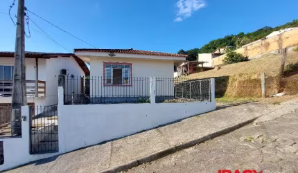 Casa com 2 quartos para alugar na Rua Angelina Fonseca Venozo, 59, Potecas, São José por R$ 2.200