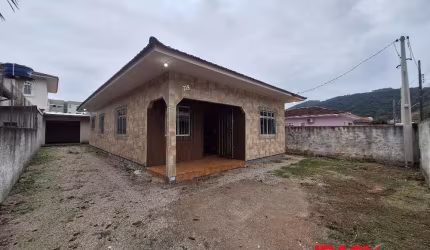 Casa com 3 quartos para alugar na Emídio Goulart, 218, Fundos, Biguaçu, 84 m2 por R$ 3.000