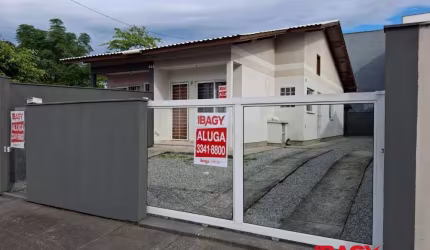 Casa com 2 quartos para alugar na Rua dos Lagos, 341, Aririu, Palhoça, 53 m2 por R$ 2.100