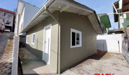 Casa com 3 quartos para alugar na Rua Antônio Carlos Ferreira, 553, Agronômica, Florianópolis por R$ 3.300