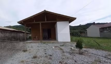 Casa com 2 quartos para alugar na Maria Célia Bittencourt, 00, Vila Santana, Santo Amaro da Imperatriz por R$ 1.500