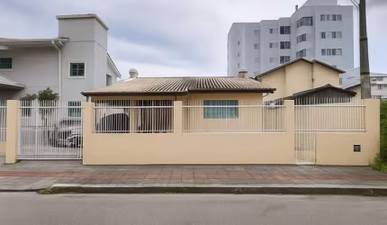 Casa com 3 quartos para alugar na Rua Turino, 27, Pagani, Palhoça por R$ 6.500