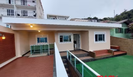 Casa com 3 quartos para alugar na Sebastiana F. de Souza, 600, Fazenda Santo Antônio, São José, 150 m2 por R$ 3.600