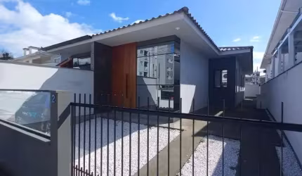 Casa com 3 quartos para alugar na Rua Valdir de Souza Pinheiro, 130, Nova Palhoça, Palhoça, 68 m2 por R$ 3.300