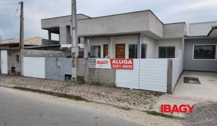 Casa com 2 quartos para alugar na Alessandra de Andrade Klettenberg (rua 06), 634, Guarda do Cubatão, Palhoça, 47 m2 por R$ 1.700