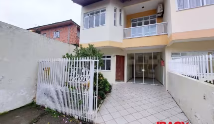 Casa com 3 quartos para alugar na Rua Domingos Pedro Hermes, 673, Jardim Cidade de Florianópolis, São José, 104 m2 por R$ 2.850