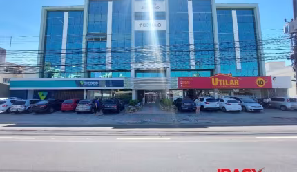 Garagem para alugar na Avenida Leoberto Leal, 604, Barreiros, São José, 476 m2 por R$ 2.500