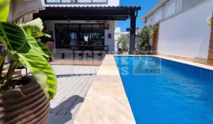 Casa à venda em condomínio na Cachoeira do Bom Jesus em Florianópolis