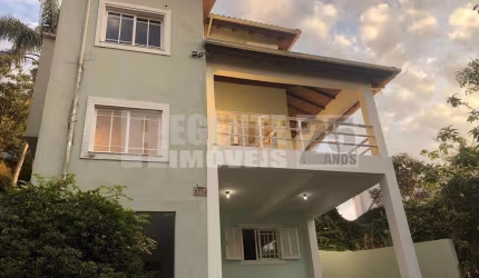 Sobrado c/ 5 quartos no Córrego Grande