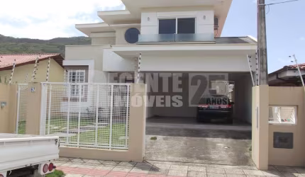 Excelente casa de dois pavimentos para locação no bairro Itacorubi!