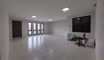 Casa com 3 suítes no bairro Santa Mônica próximo ao Shopping Villa Romana.
