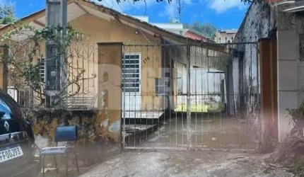 Terreno com 2 casas próximo a UFSC no Bairro Trindade em Florianópolis.