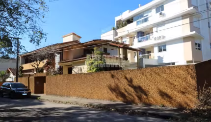 Ótima Casa com 05 Quartos em Excelente Localização