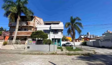 Ótima casa comercial para alugar no bairro Trindade!