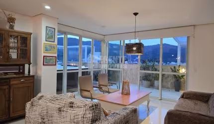 Incrível apartamento duplex com 4 dormitórios na Praia dos Açores!