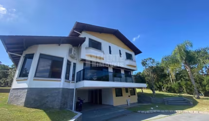 Excelente casa de 4 dormitórios no bairro Cacupé!