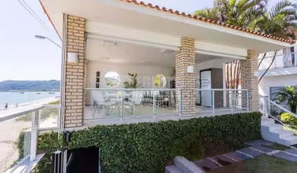 Excelente mansão de alto padrão na beira da praia.