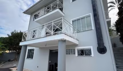 Excelente casa de alto padrão para locação no bairro Trindade!