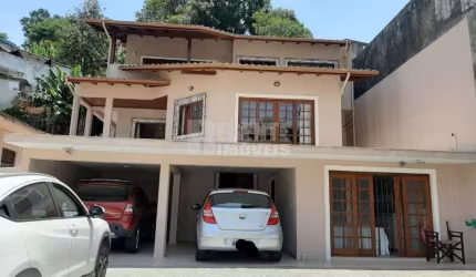 Casa ampla e bem localizada