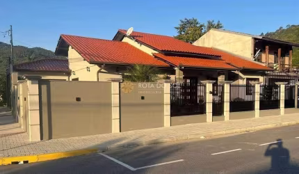 Casa mobiliada 4 quartos e 2 vagas no Centro de Porto Belo