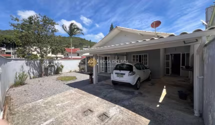 Casa 3 quartos a poucos metros do mar em Perequê Porto Belo