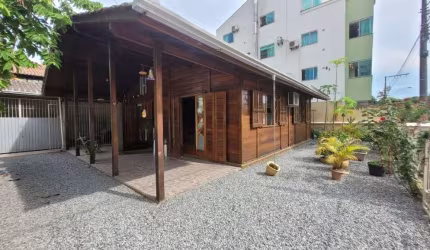 Casa mobiliada com 2 quartos e 2 vagas na Meia Praia