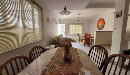 Casa mobiliada com 3 quartos e 3 vagas na Meia Praia Itapema