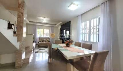 Casa 2 pavimentos mobiliada com 3 quartos e 3 vagas na Meia Praia