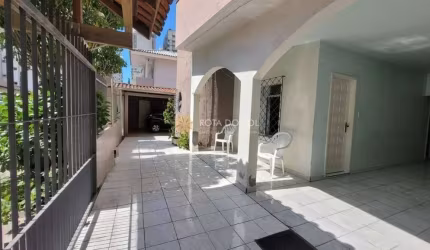 Casa mobiliada com 3 quartos e 3 vagas na Meia Praia