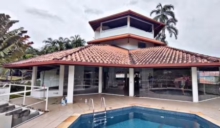 SOBRADO DE ALTO PADRÃO DENTRO DE CONDOMINIO FECHADO VISTA MAR.