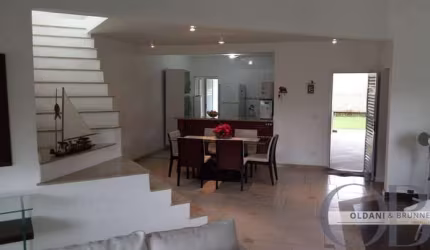 SOBRADO DENTRO DE CONDOMINIO FECHADO COM 3 DORMITÓRIOS.