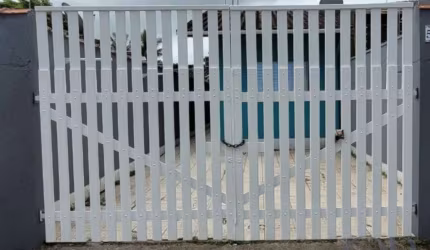 CASA GEMINADA COM 2 DORMITÓRIOS NO ITAGUÁ MAIS EDÍCULA.