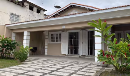 CASA COM 3 DORMITÓRIOS NO ITAGUÁ.