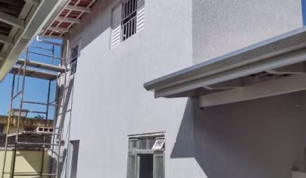 CASA COM 3 SUÍTES MAIS EDÍCULA A 100 METROS DA PRAIA DE MARANDUBA.