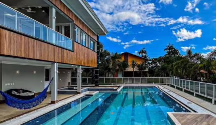 CASA DE ALTISSIMO PADRÃO COM 7 SUÍTES DENTRO DE CONDOMINIO.