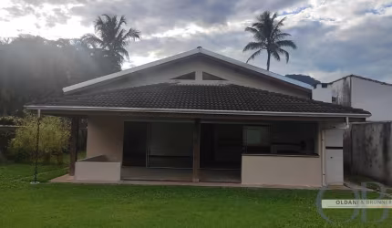 CASA TERREA COM MAIS EDÍCULA DENTRO DE CONDOMINIO FECHADO.