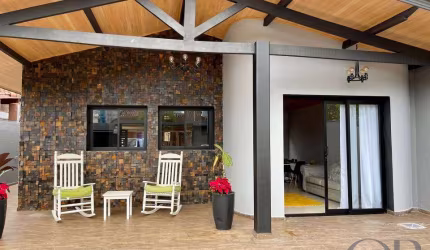 CASA COM 5 DORMITÓRIOS À 200 METROS DA PRAIA DAS TONINHAS.
