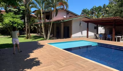 CASA DE ALTO PADRÃO NA ENSEADA COM 4 SUÍTES.