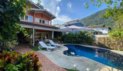 CASA DE ALTISSIMO PADRÃO COM 4 SUÍTES DENTRO DE CONDOMINIO FECHADO.