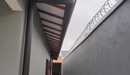 CASA TÉRREA COM 2 DORMITÓRIOS NO CENTRO.