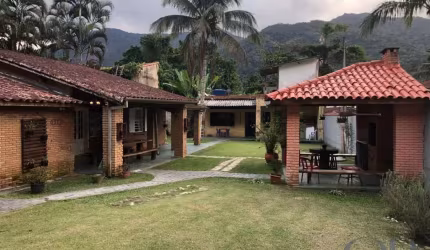 CASA TÉRREA COM 3 DORMITÓRIOS MAIS EDÍCULA NO SACO DA RIBEIRA.