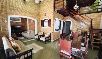 CASA COM 4 DORMITÓRIOS MAIS EDÍCULA E ÁREA GOURMET NO ITAGUÁ.