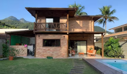 CASA DENTRO DE CONDOMINIO COM 3 DORMITÓRIOS NO HORTO.