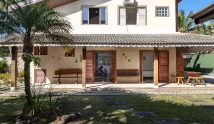 SOBRADO COM 4 SUÍTES DENTRO DE CONDOMINIO.