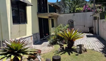 SOBRADO COM 5 DORMITÓRIOS NO CENTRO.