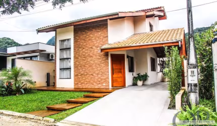 SOBRADO COM 3 DORMITÓRIOS DENTRO DE CONDOMINIO.